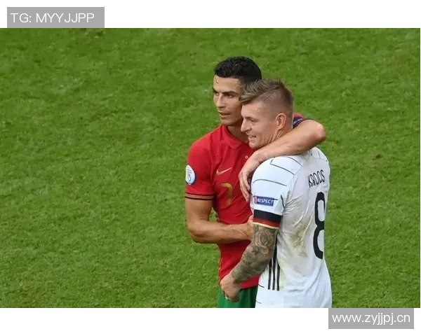 C罗带领葡萄牙国家队出征菲利克斯莱奥B费内维斯全员入选 C罗带领葡萄牙国家队出征菲利克斯莱奥B费内维斯全员入选